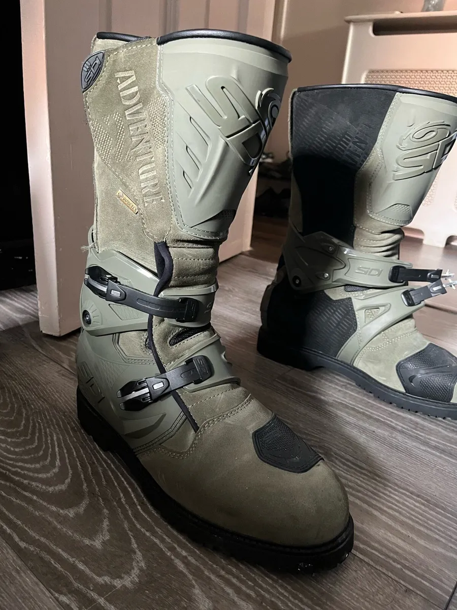 Motorbike boots, helmet & Jacket - Image 2