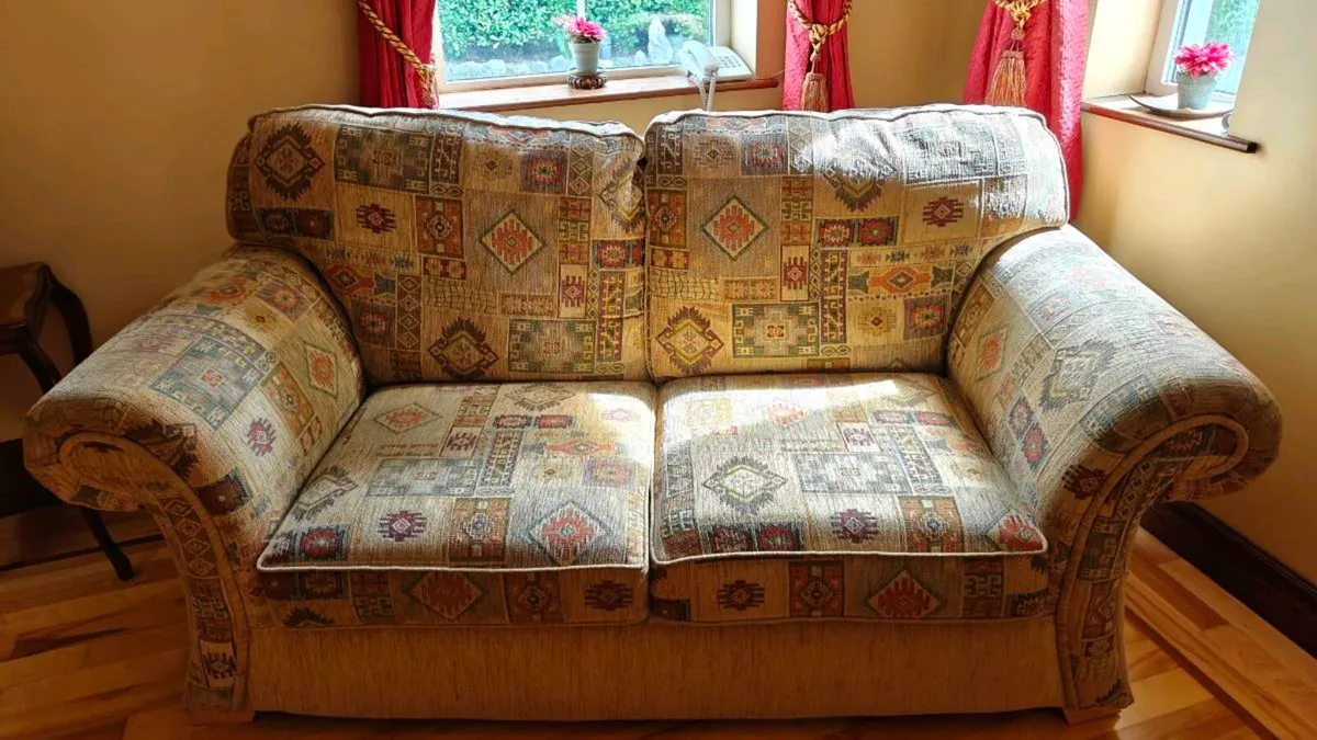 Golden couch - Image 1