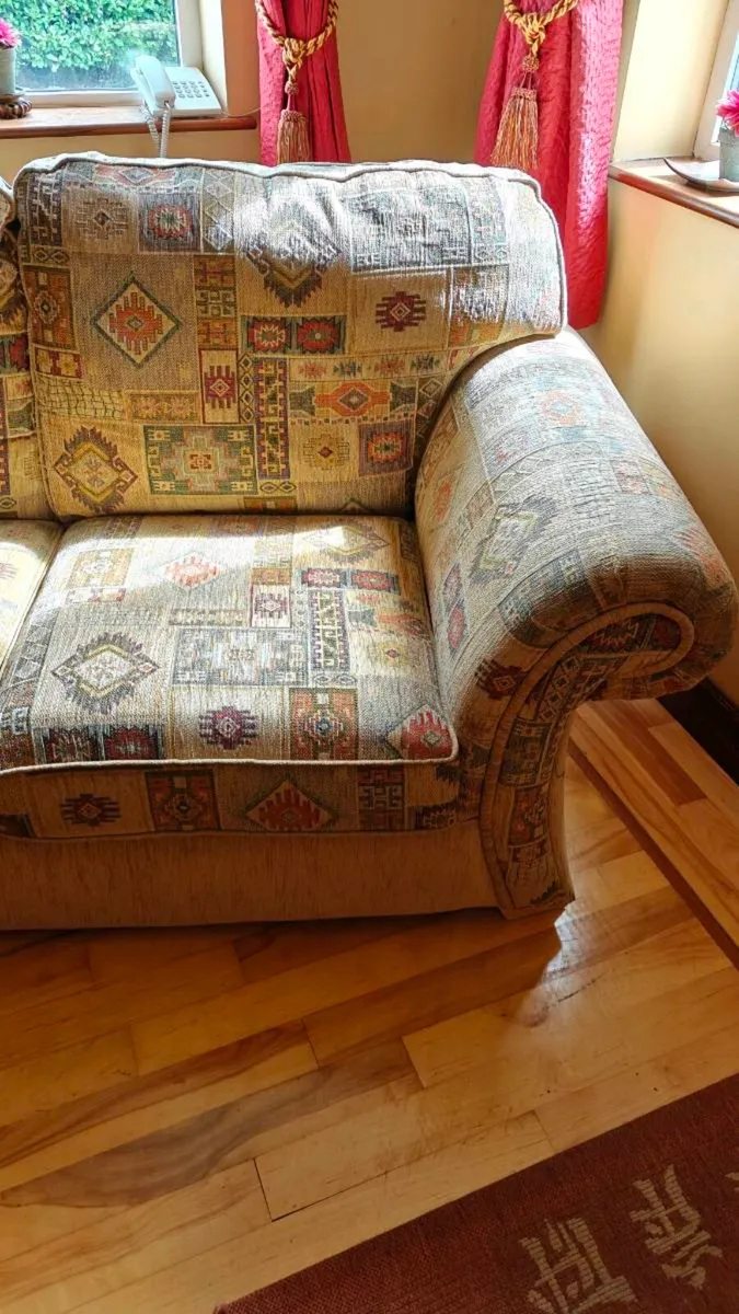 Golden couch - Image 2