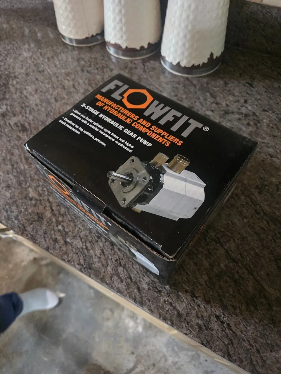 2 Hydraulic pumps €120 each - Image 4