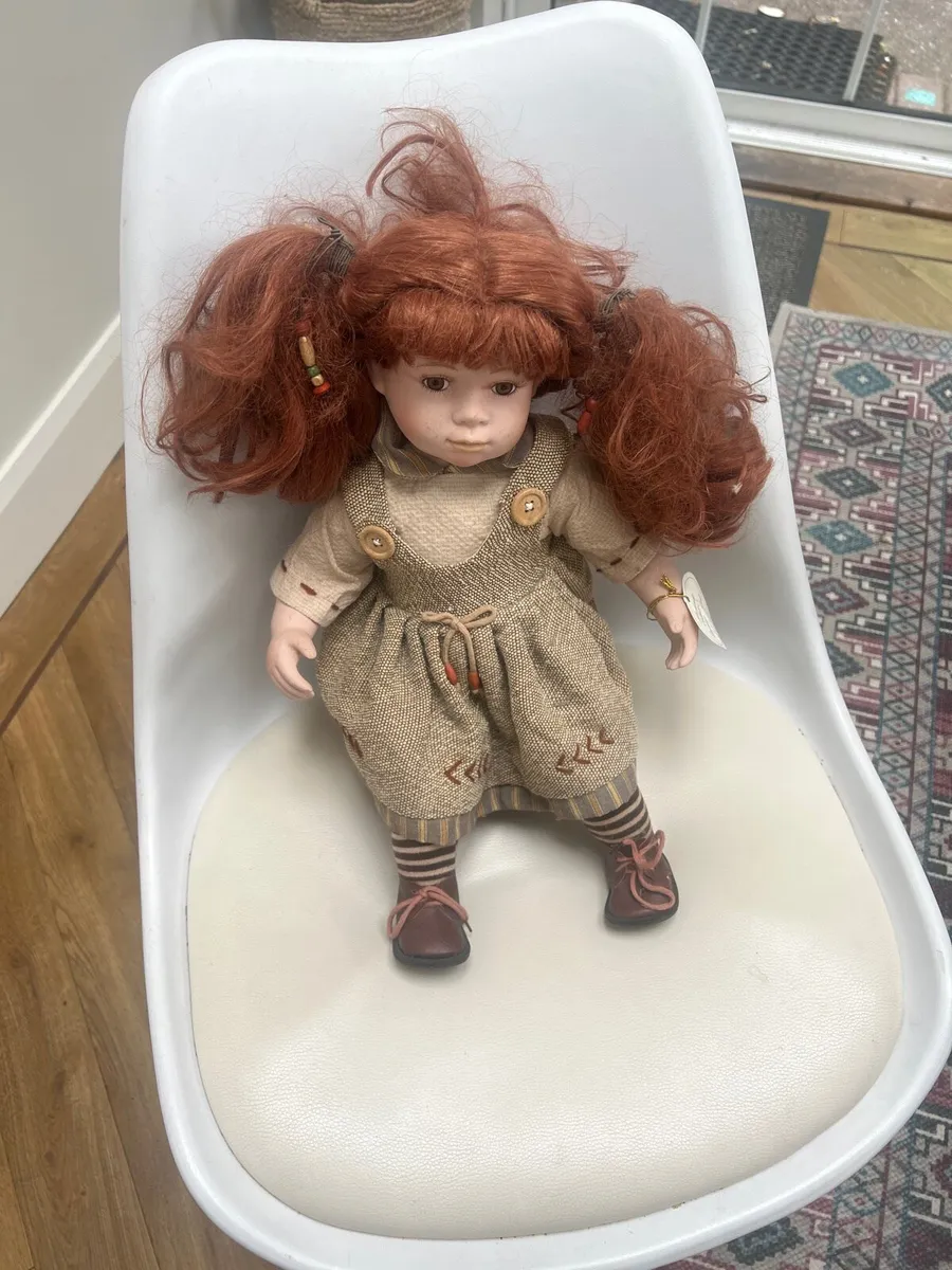 Porcelain peasant Irish doll - Image 1