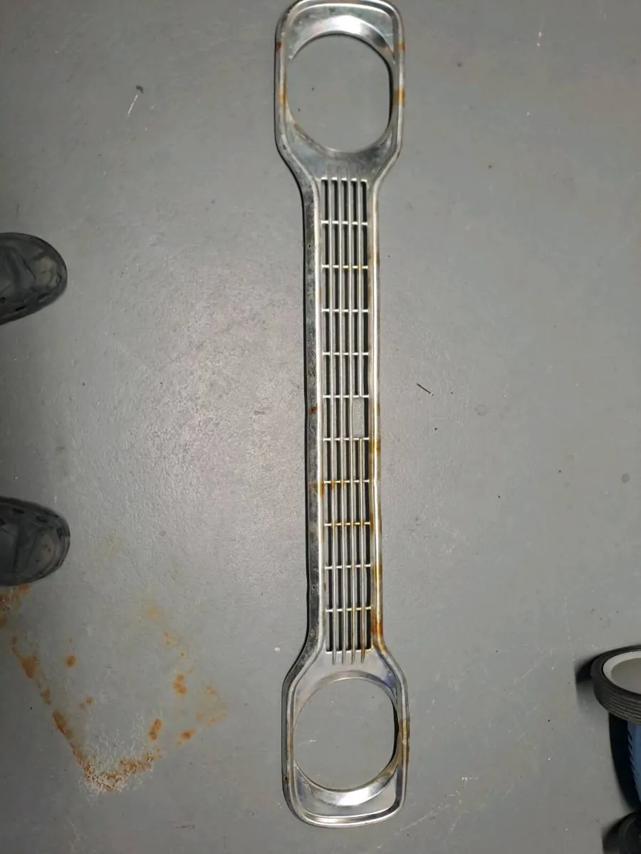 Ford Escort front grill - Image 1