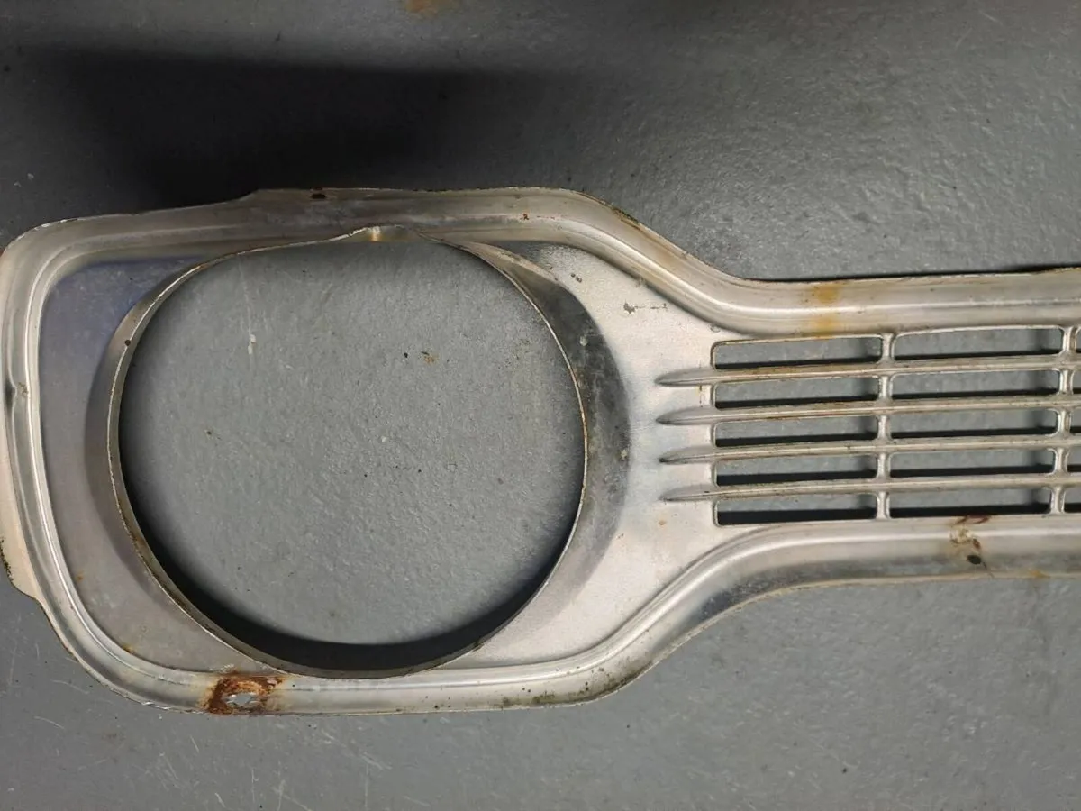 Ford Escort front grill - Image 2