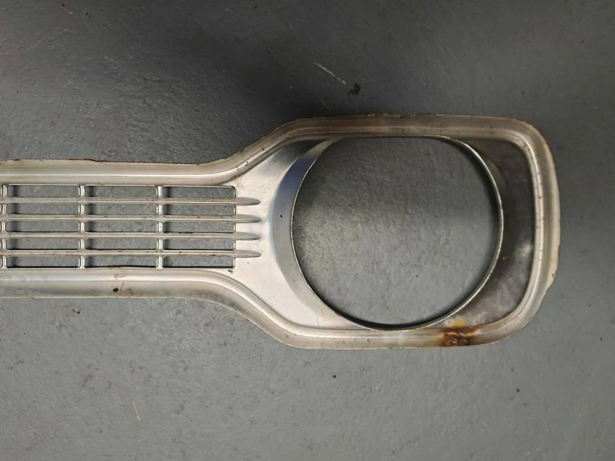 Ford Escort front grill - Image 3