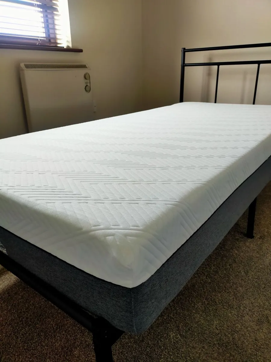 Single Mattress Memory Foam / Bed Frame / Topper - Image 1