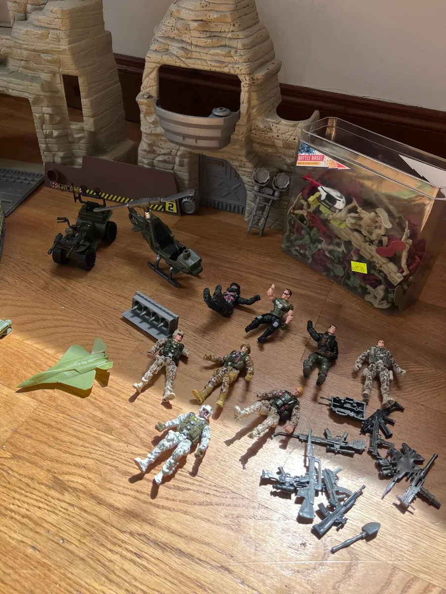 Military Set - includes action figures! - Image 2