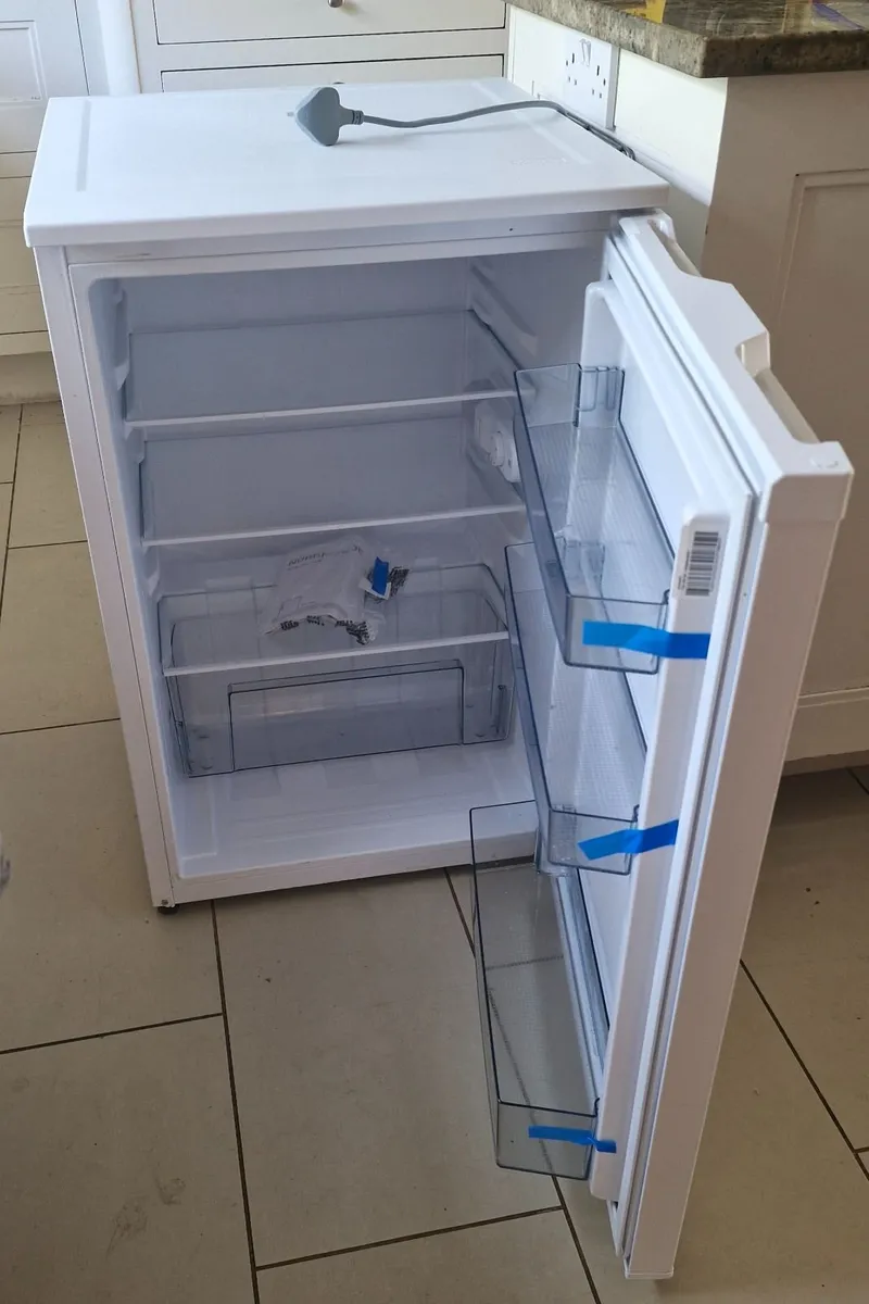 As-new, spotless Nordmende Under Counter Fridge - Image 2