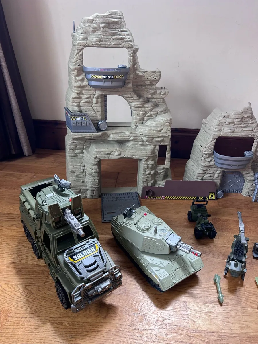 Military Set - includes action figures! - Image 3