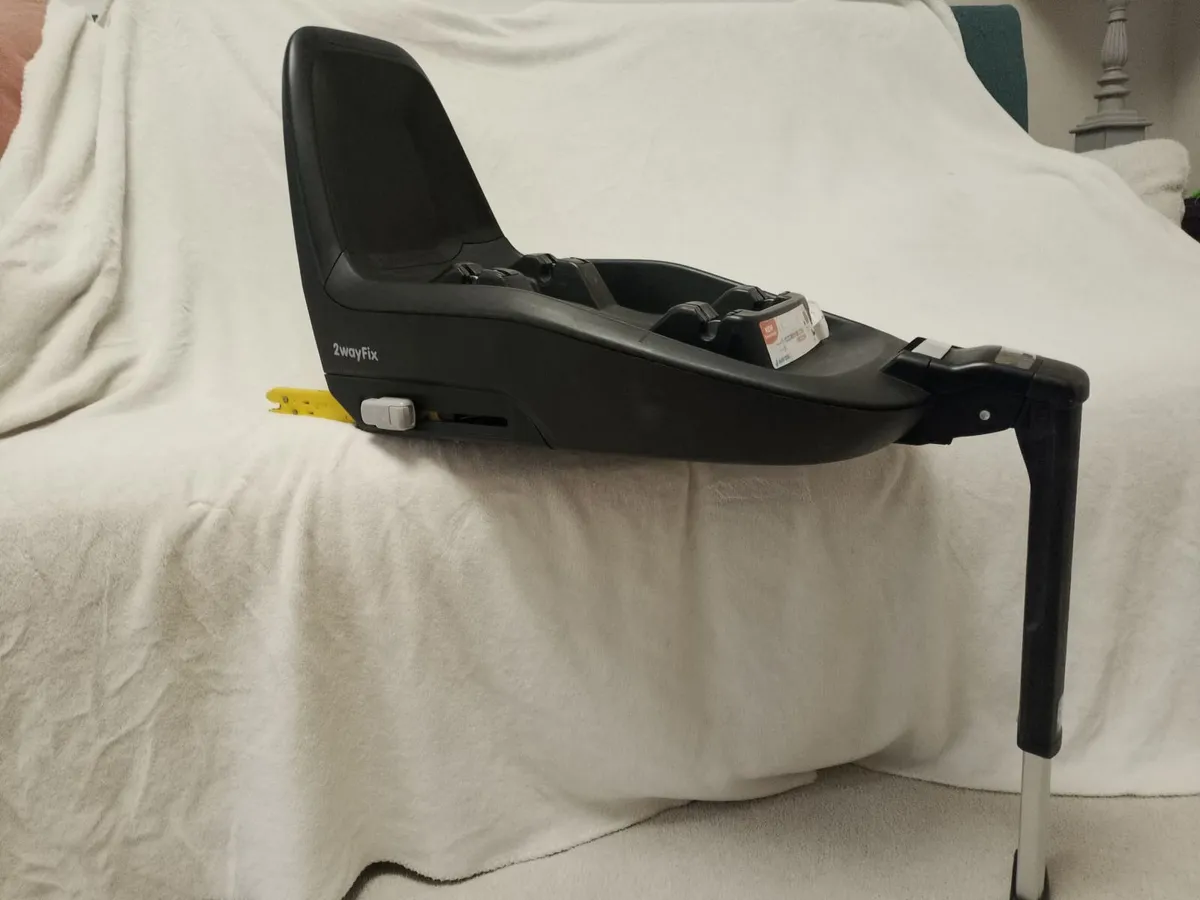 maxi Cosi isofix car seat bundle, - Image 4