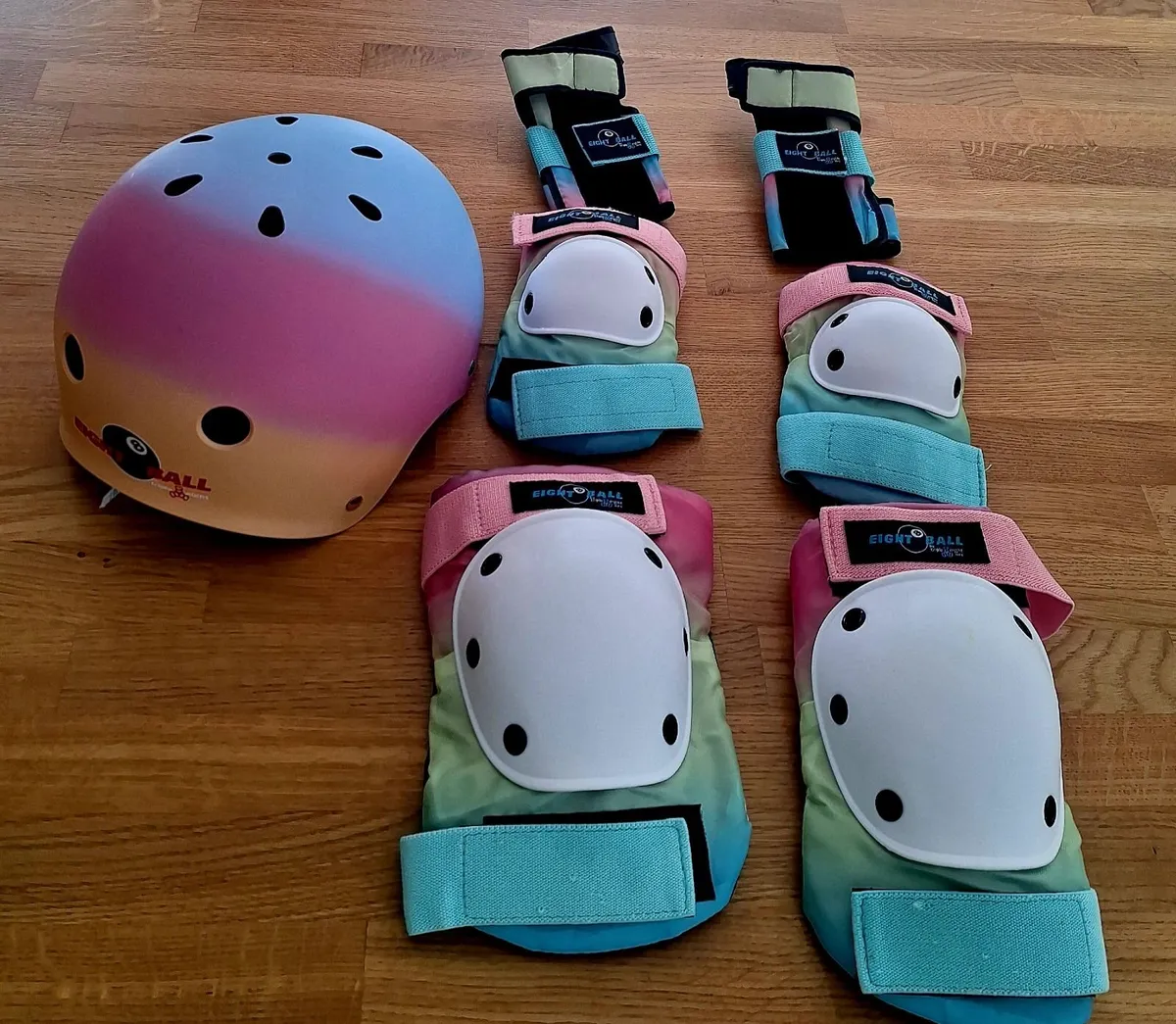 Eight Ball Skate Helmet & 3 Pad Set - Image 1