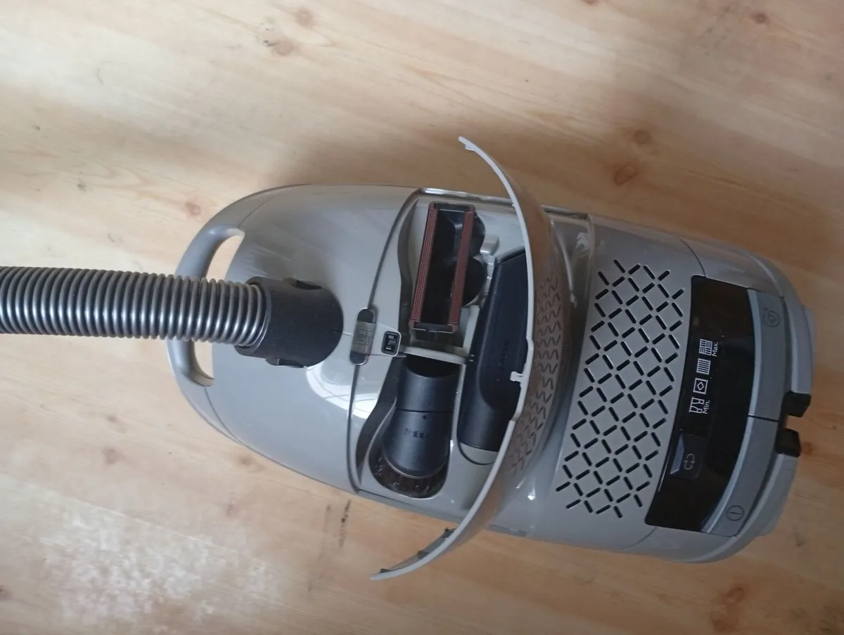 MIELE Guard M1 Select Cylinder Bagged Vacuum Clean - Image 2