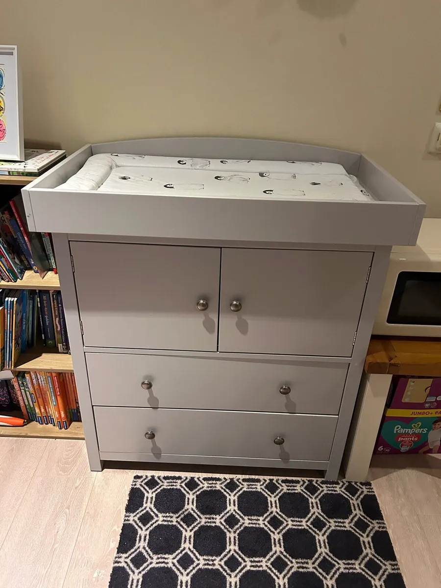 Chest of Drawers with removable changing unit - Image 2