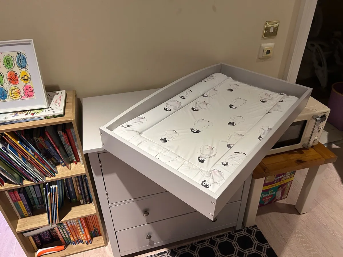 Chest of Drawers with removable changing unit - Image 4