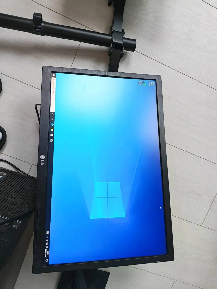 2 x LG 22 inch monitors with arms mount to the des - Image 2
