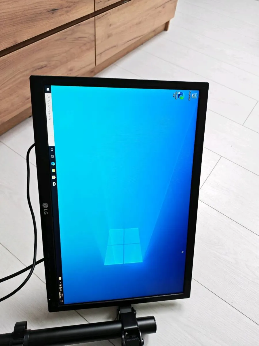 2 x LG 22 inch monitors with arms mount to the des - Image 3