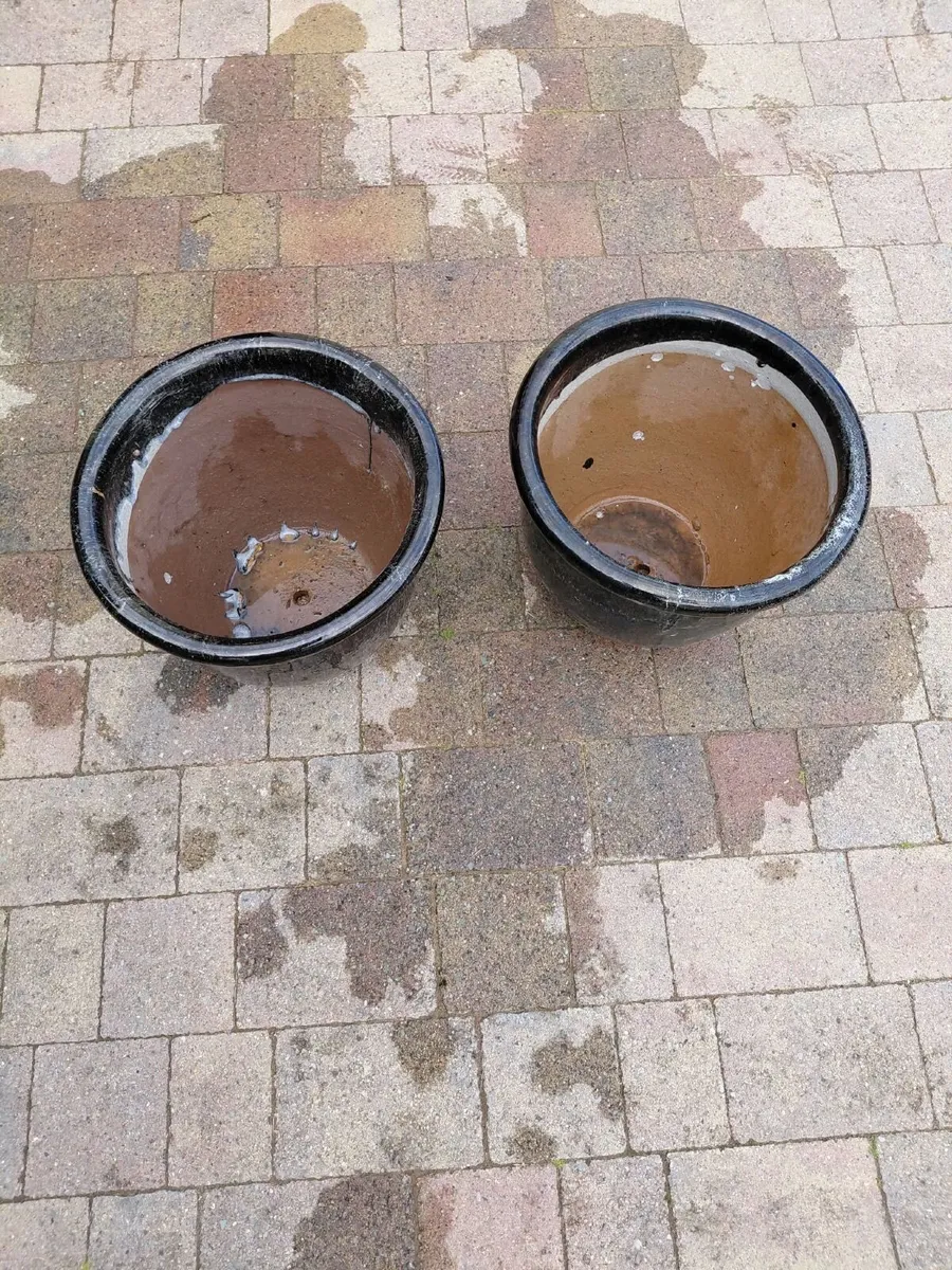 2 x Large Black Clay Plant Pots - Image 3