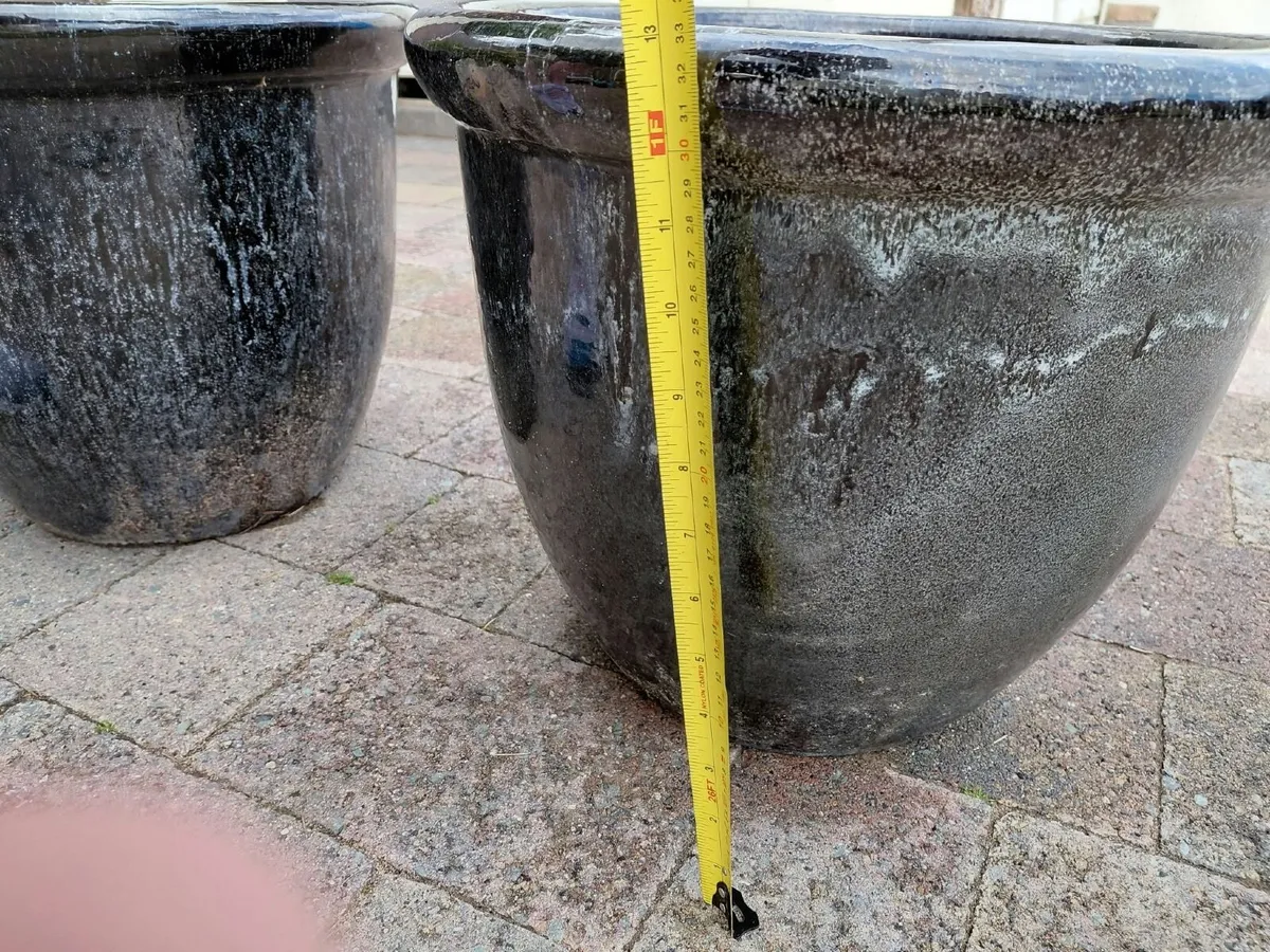 2 x Large Black Clay Plant Pots - Image 4