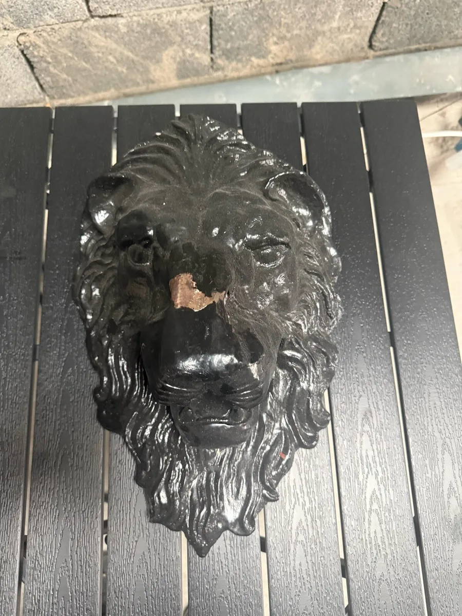 Cast iron lions mask fountain - Image 2