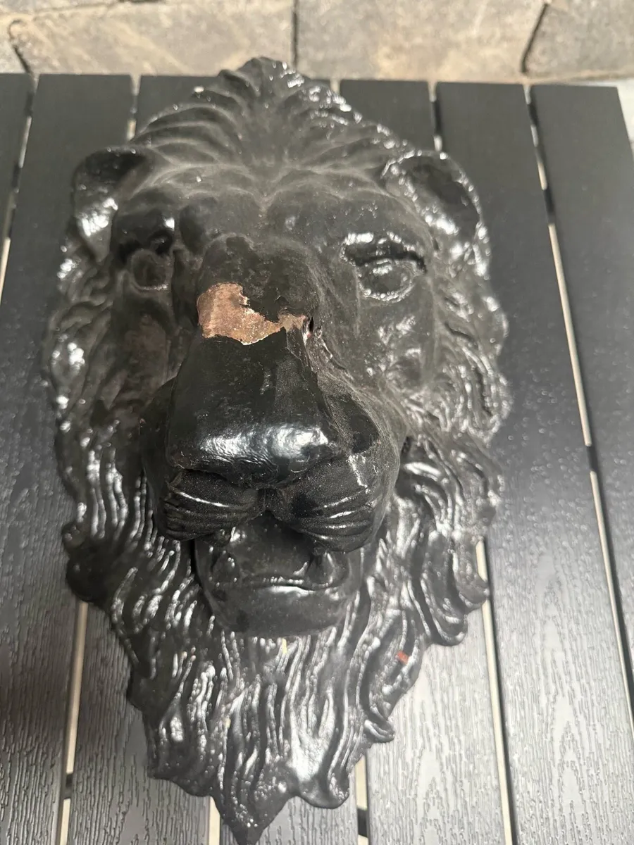 Cast iron lions mask fountain - Image 3