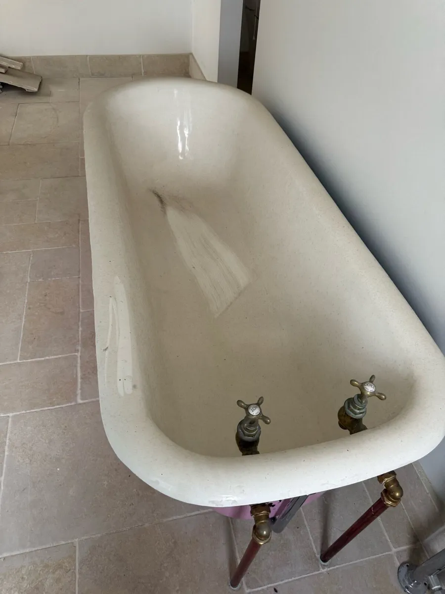 Cast iron roll top bath - Image 2