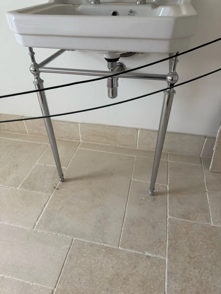 Basin and taps - Image 3