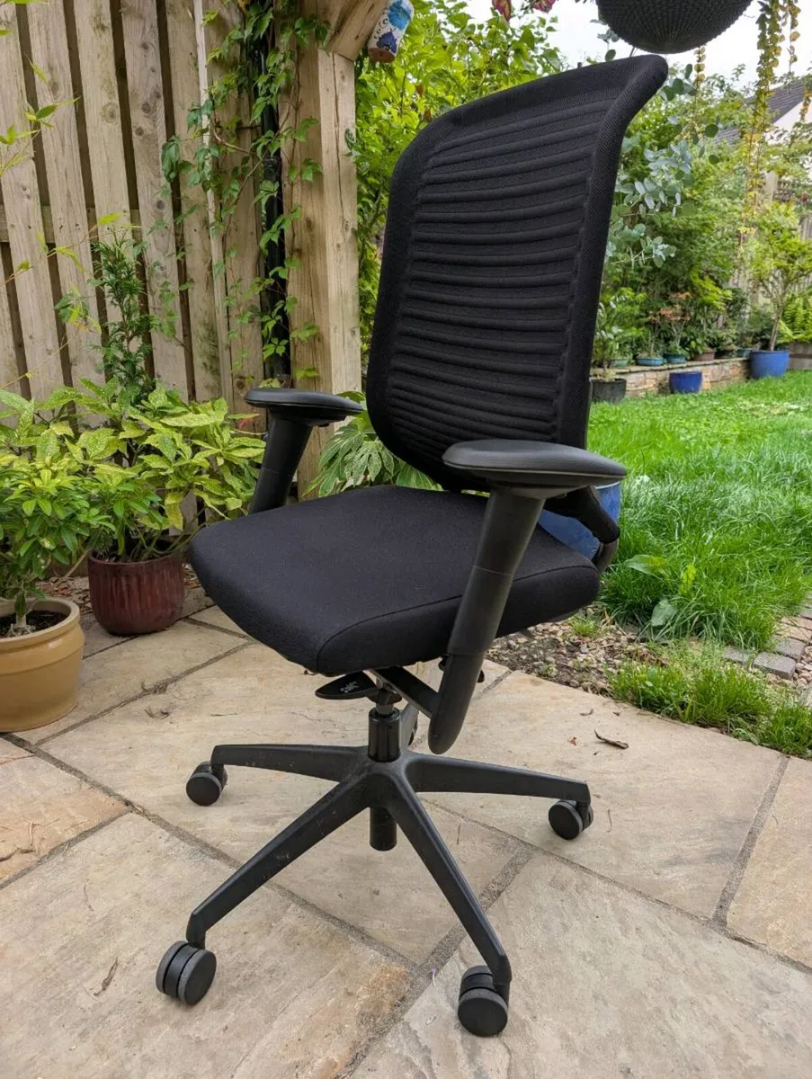 Ergonomic office chair - Image 1
