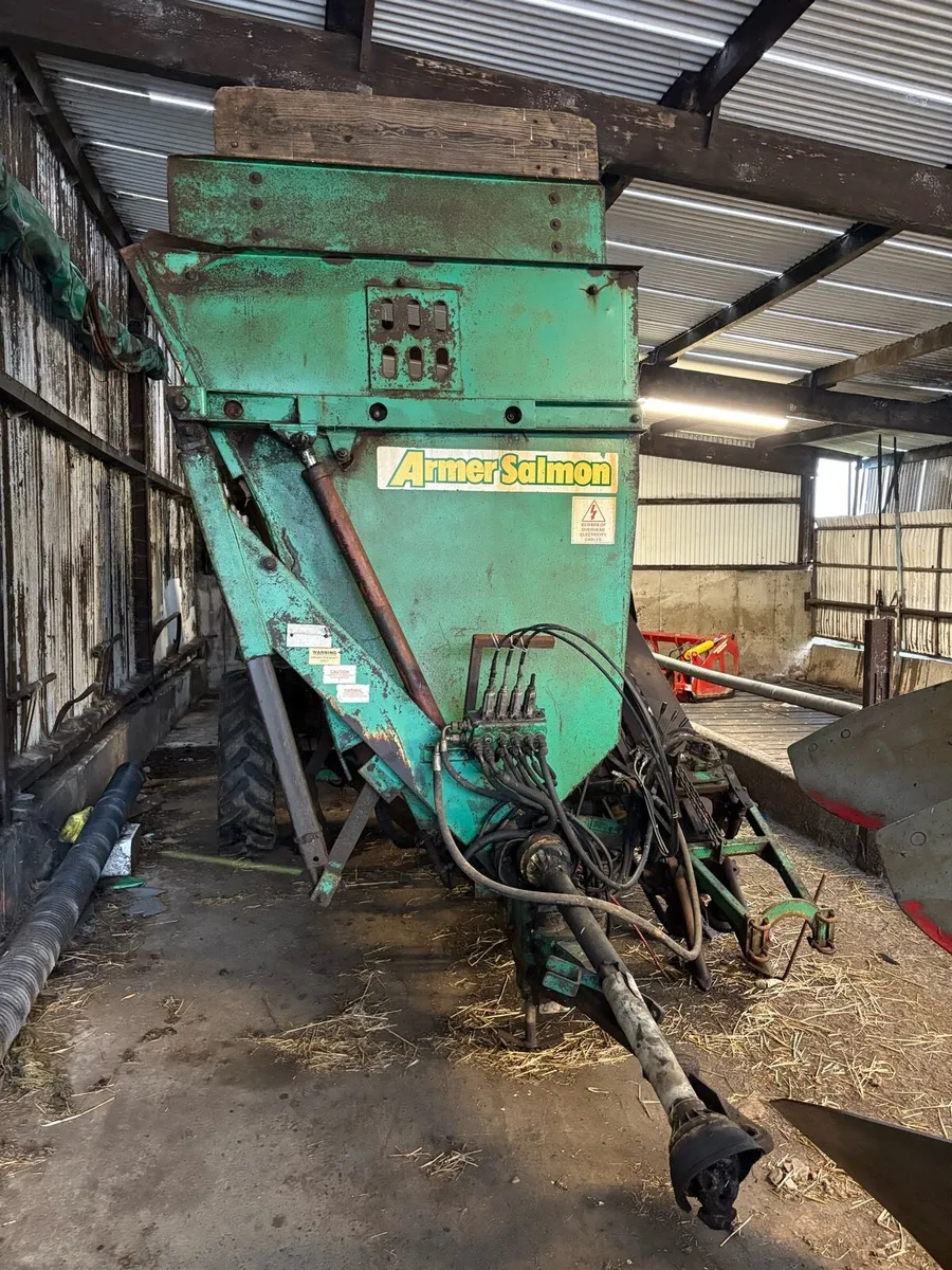 Armer Salmon beet harvester - Image 1