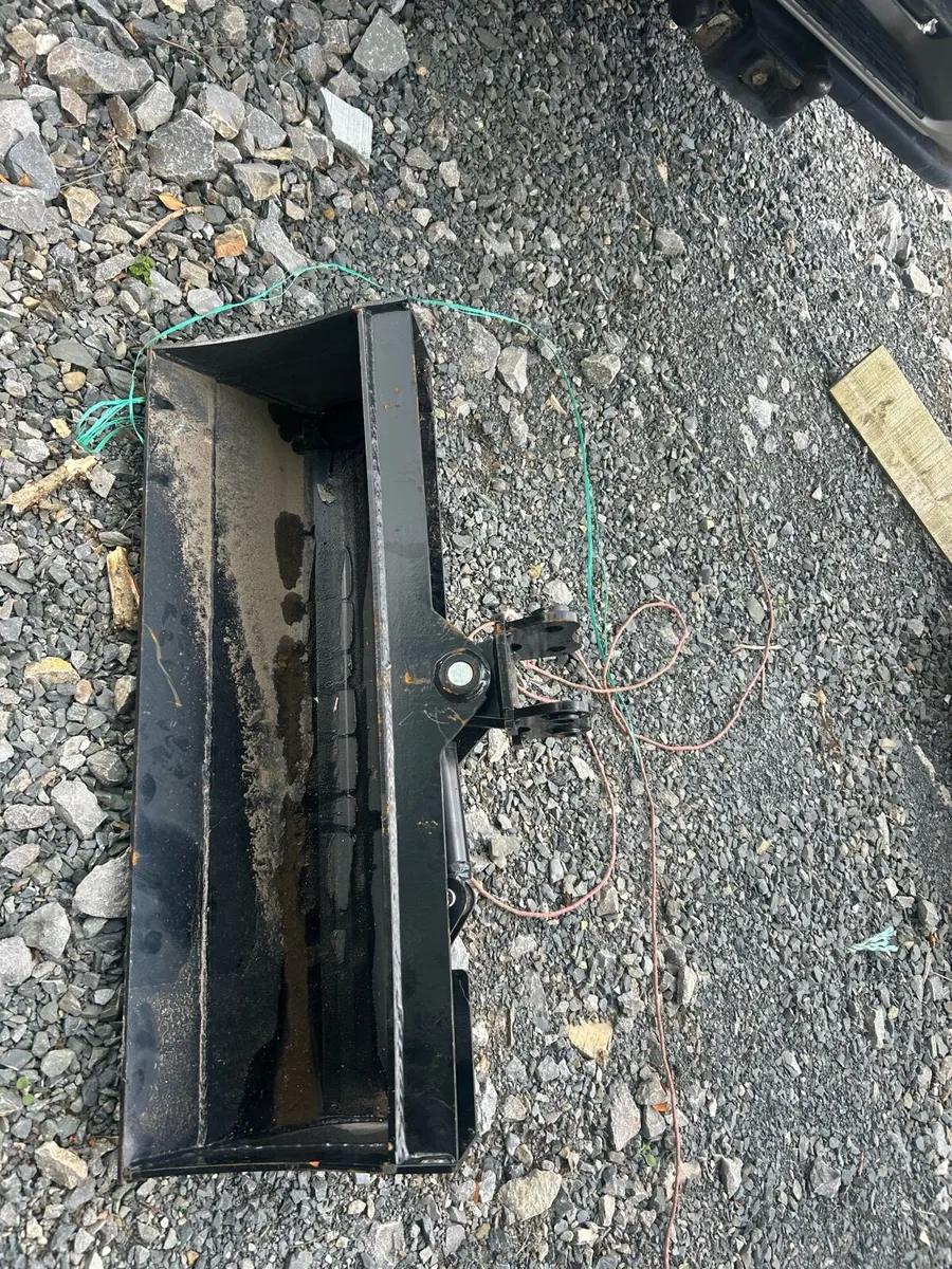 Tilting digger bucket - Image 2