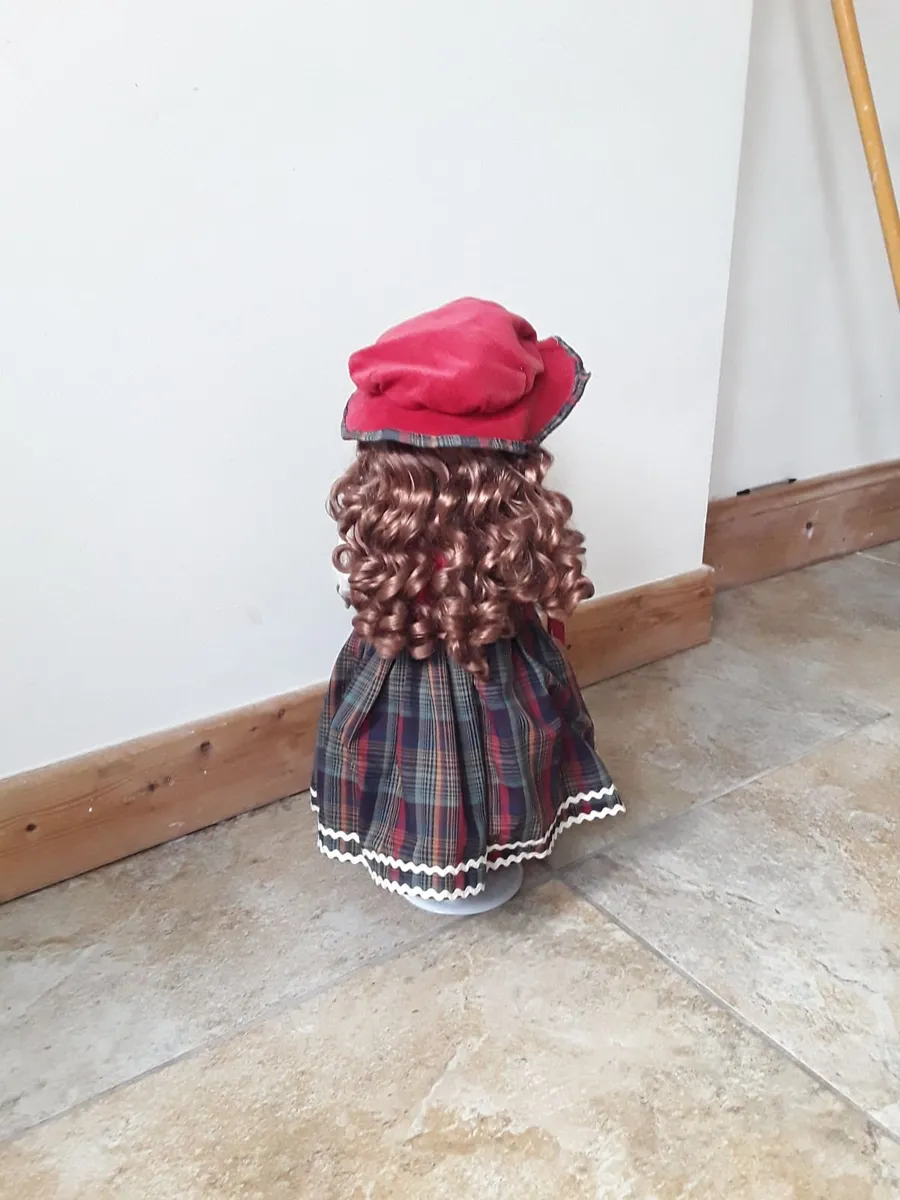 Beautiful porcelain doll from the Leonardo Collect - Image 4