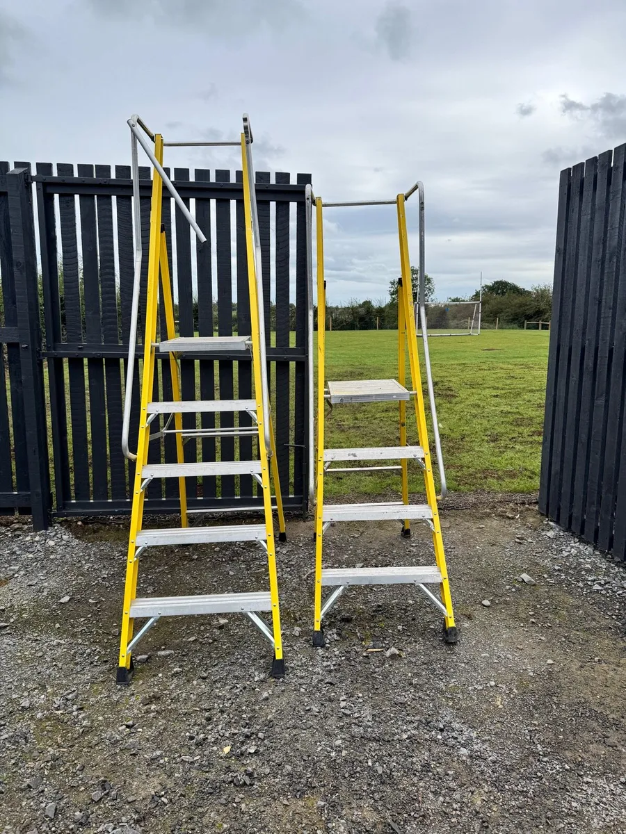 2 Podium Ladders