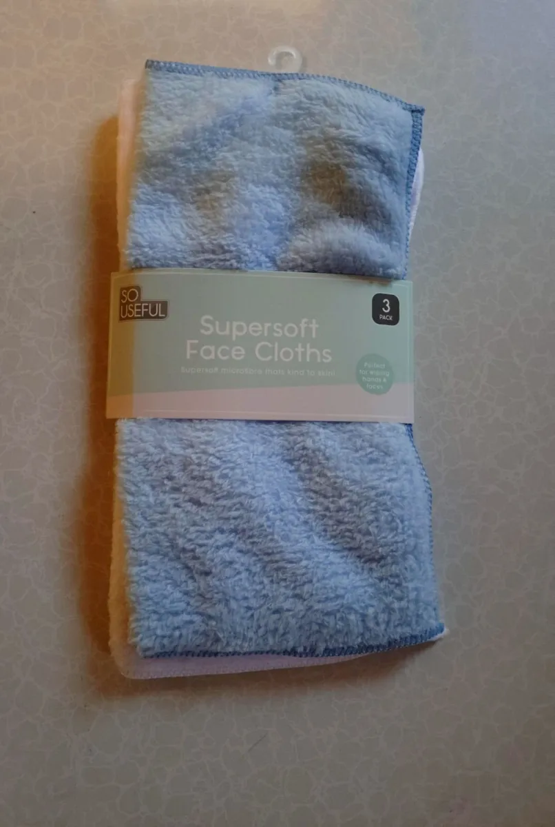 MICROFIBRE FACE CLOTHS 3 PACK (NEW). - Image 1