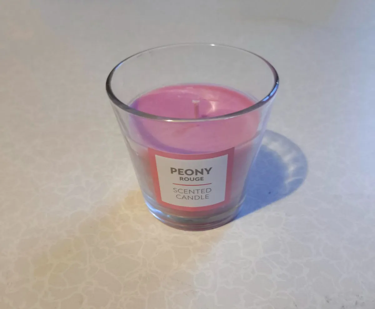 POENY ROUGE SCENTED CANDLE (NEW). - Image 1