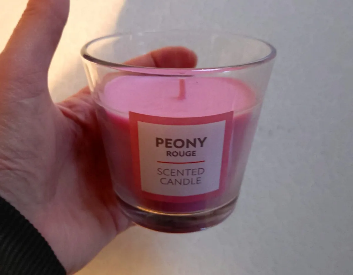 POENY ROUGE SCENTED CANDLE (NEW). - Image 3
