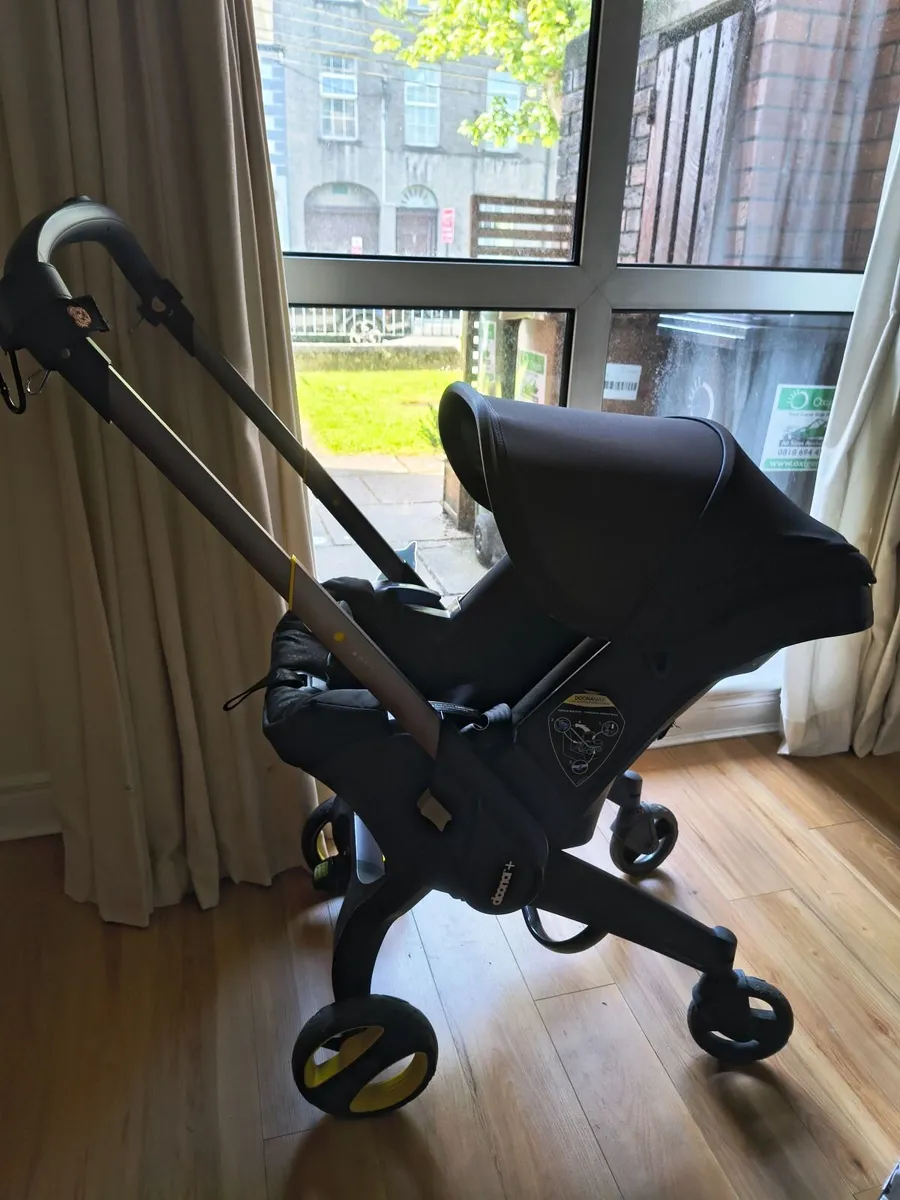Doona Plus  car seat and isofix - Image 1