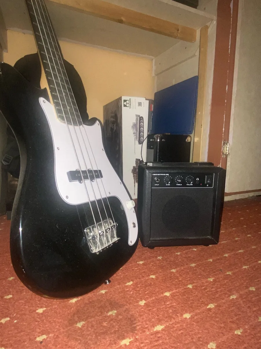 Bass guitar - Image 1