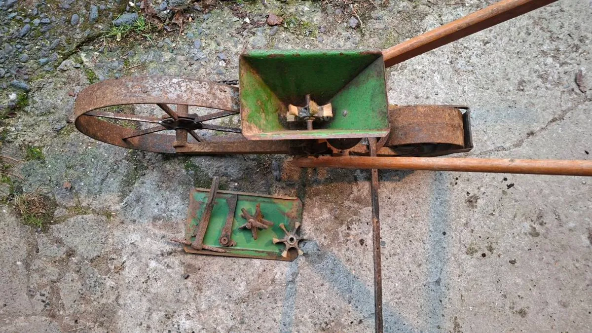 Hand seeder - Image 1