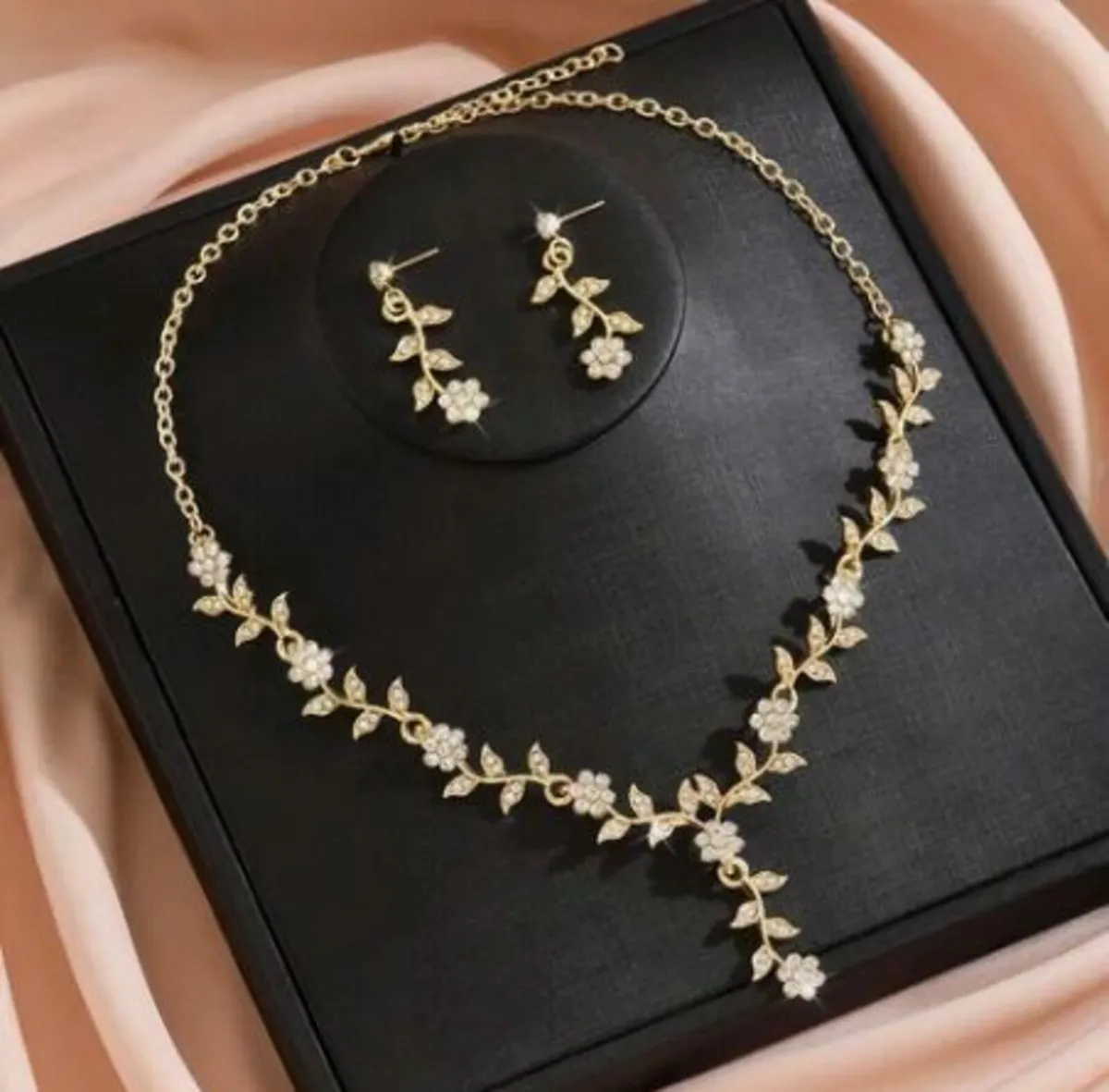 Elegant Flower necklace set - Image 3