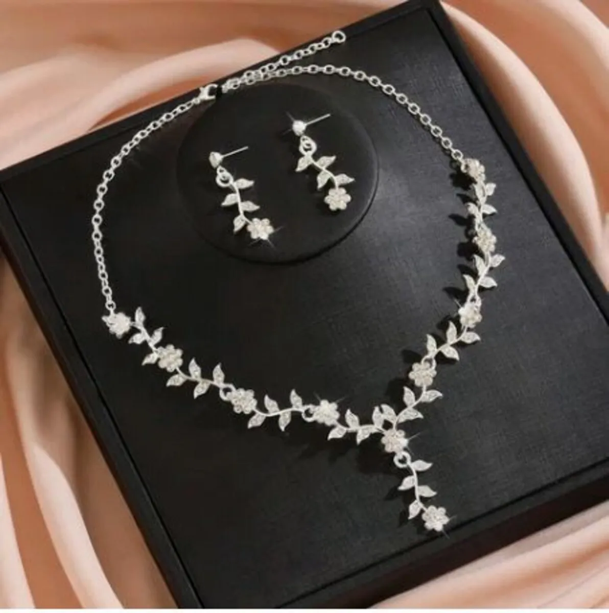 Elegant Flower necklace set - Image 4