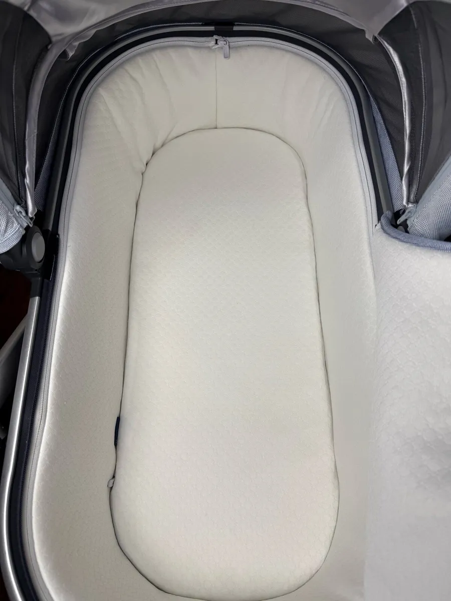 Uppababy Vista Cybex car seat isofix base - Image 3