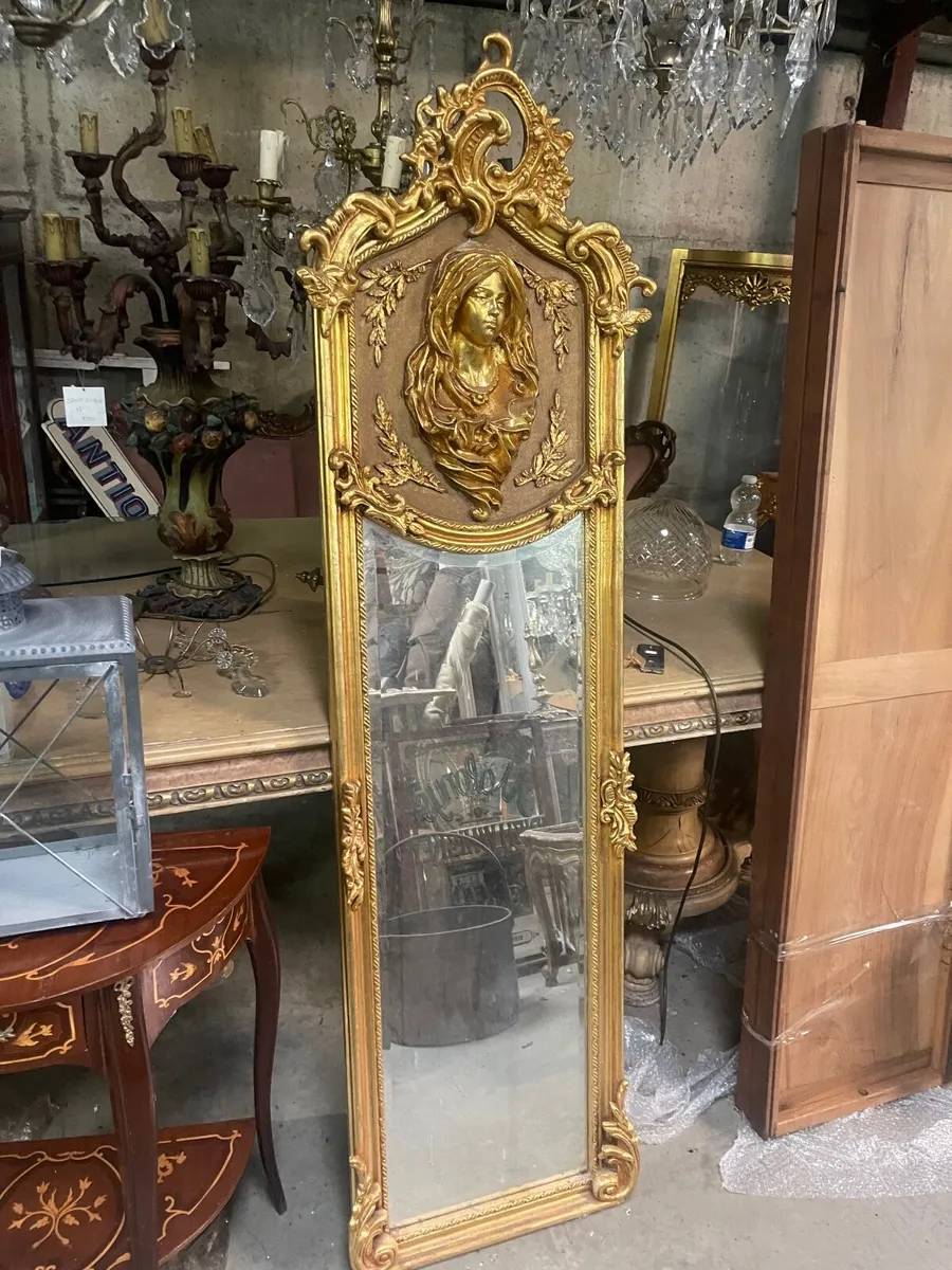 Tall gilt mirror with decorative top - Image 2