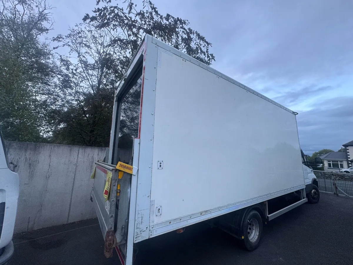 Luton box body and tail lift - Image 2