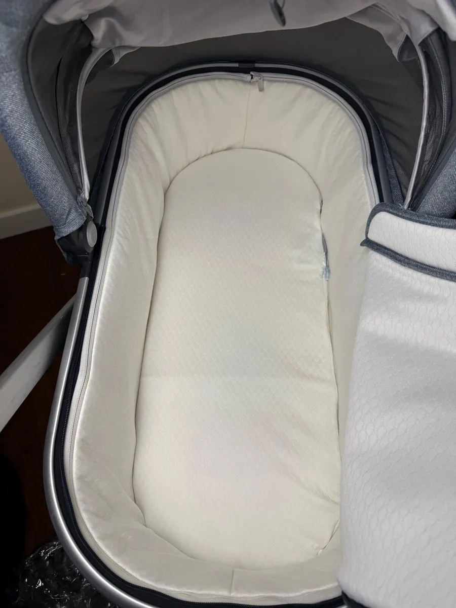 Full Uppababy Vista V2 pram buggy maxi cosi caress - Image 4