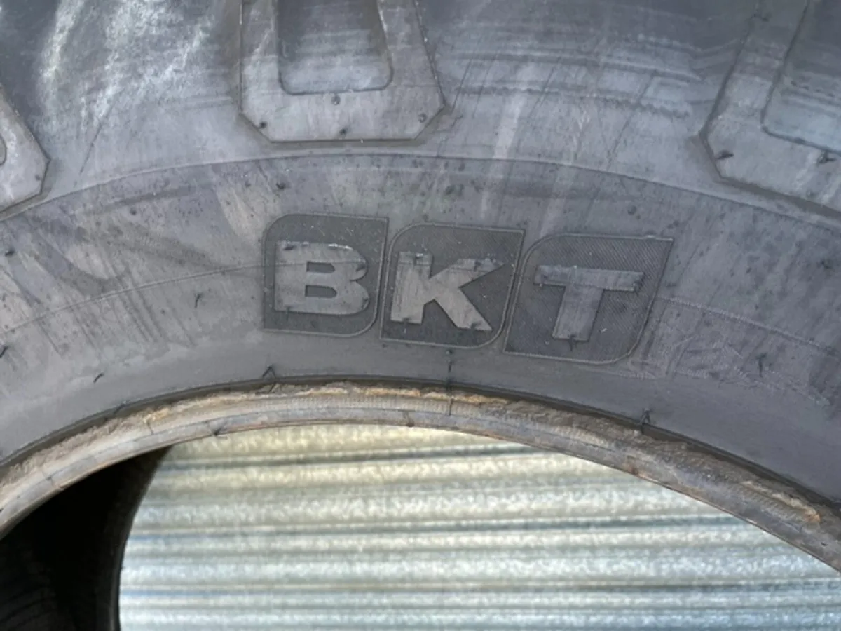 16.9 x 34 BKT Tyres - Image 4