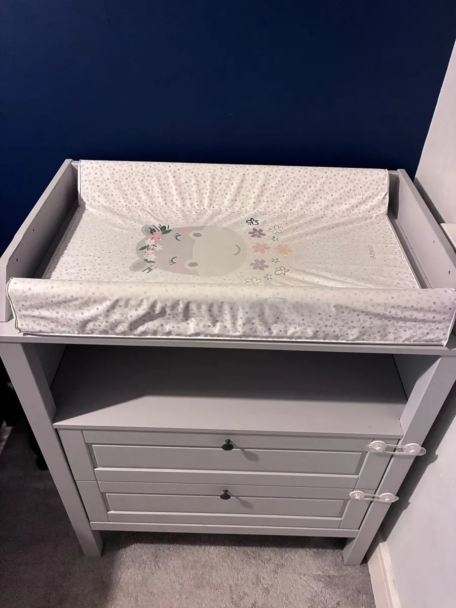 Ikea SUNDVIK Changjng Table - Image 3