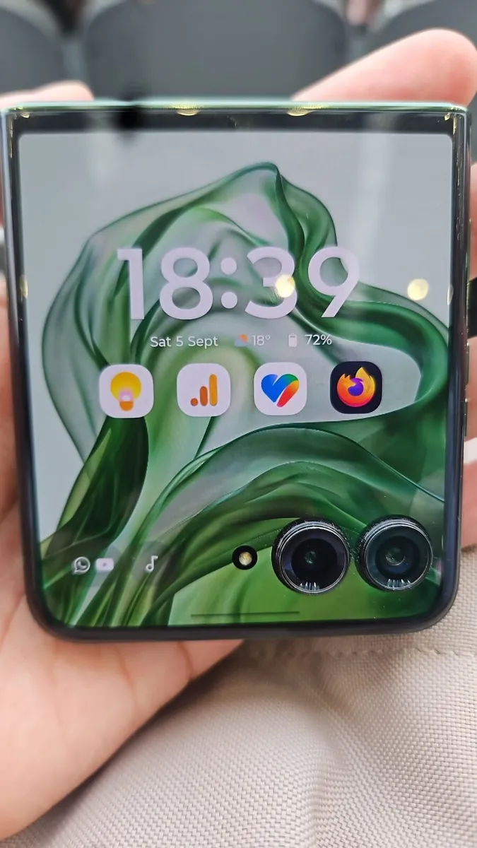 Motorola Moto Razr 50 Ultra 512gb Green - Image 2