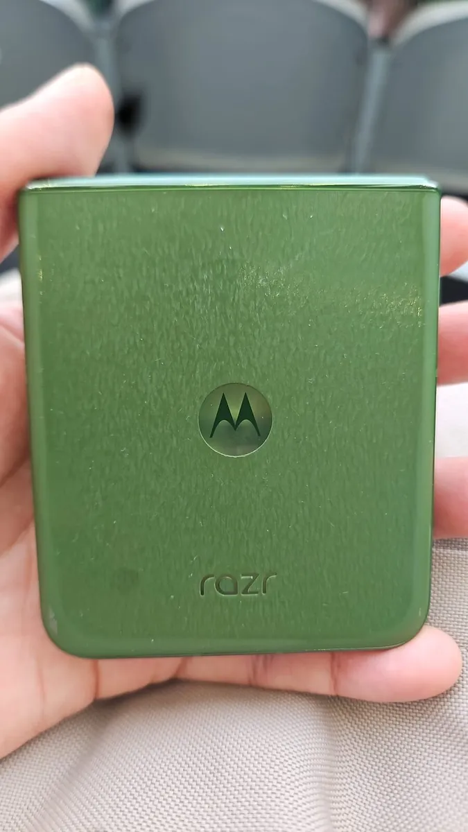 Motorola Moto Razr 50 Ultra 512gb Green - Image 3