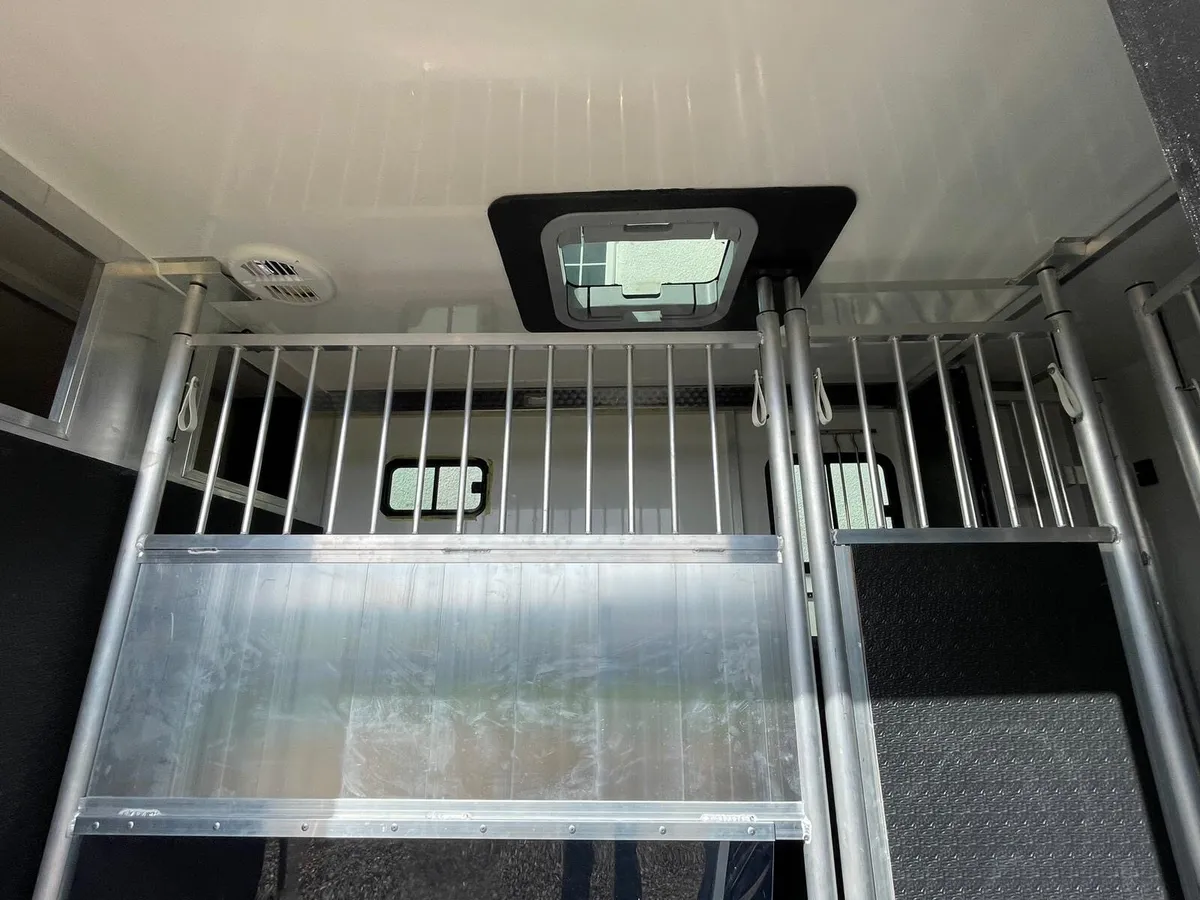 2023 Renault Master 5 Seater Crew Cab - Image 4