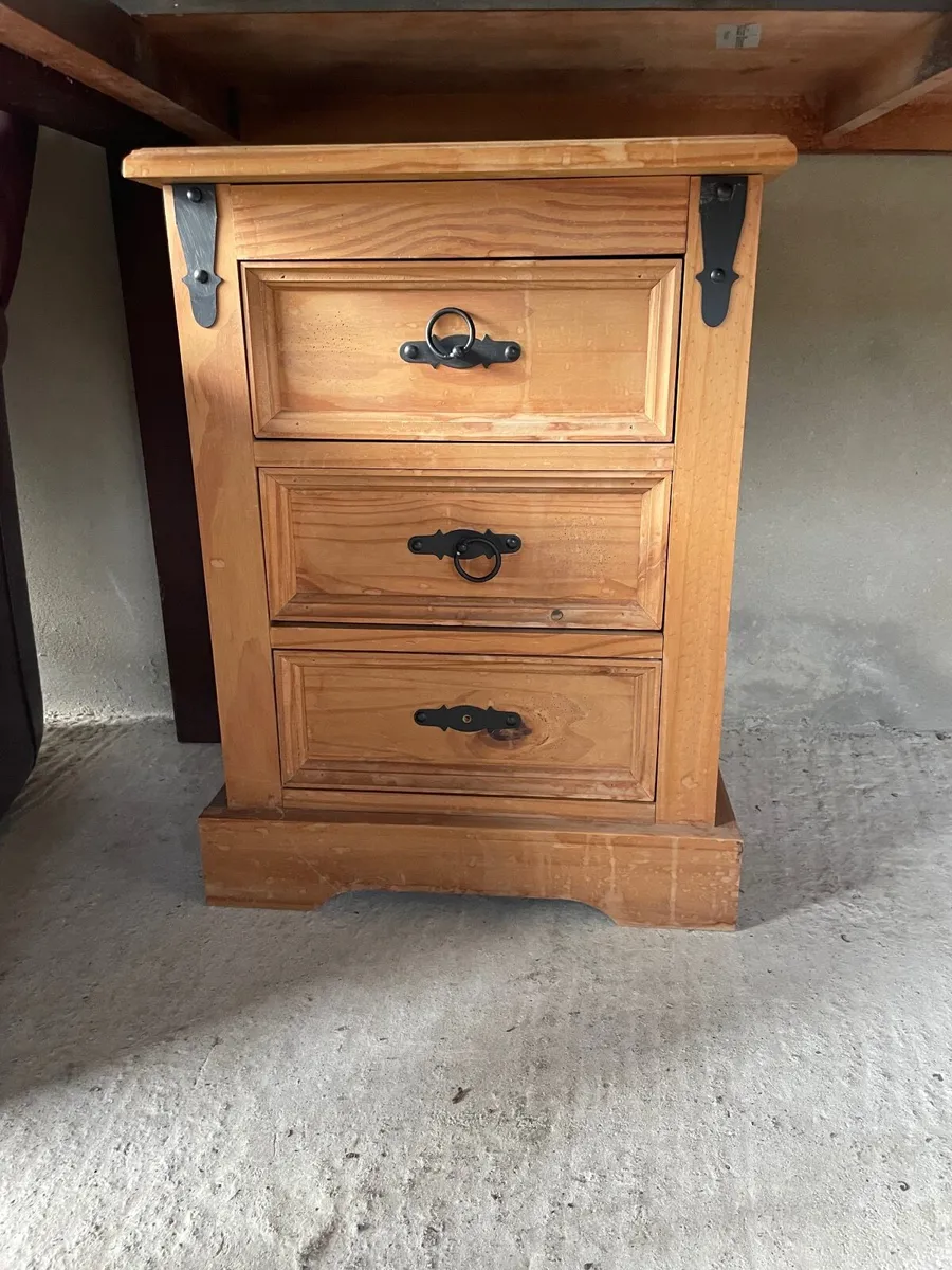 2 bedside lockers