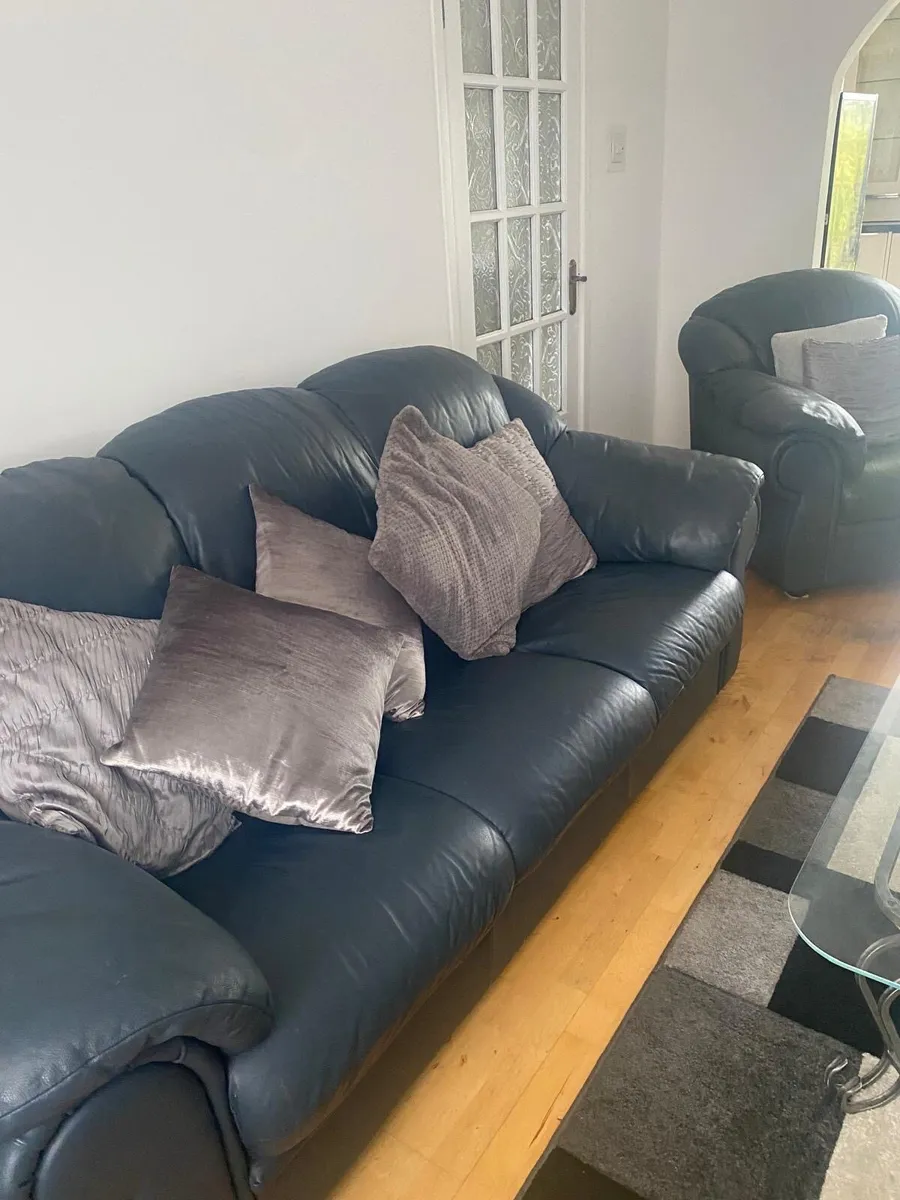 Suite of furniture 3 seater and 2 1 seaters - Image 1