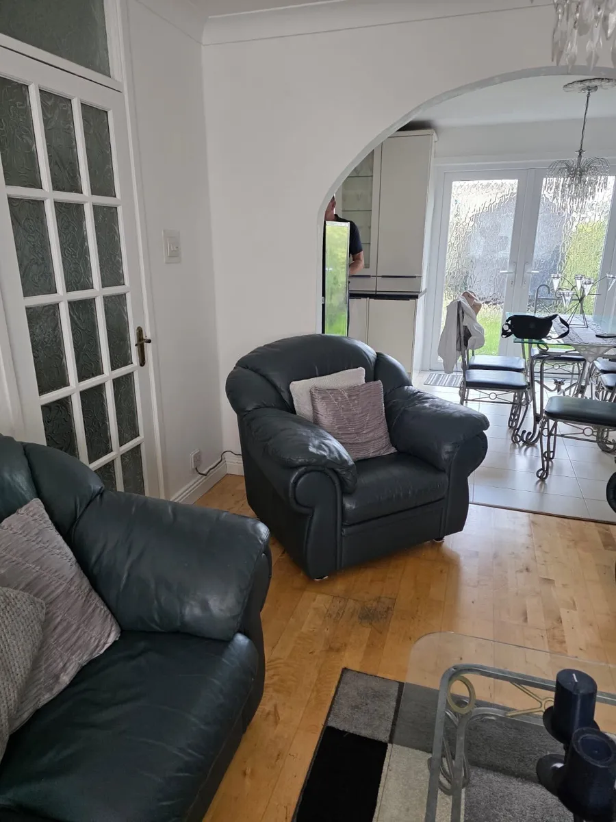 Suite of furniture 3 seater and 2 1 seaters - Image 2